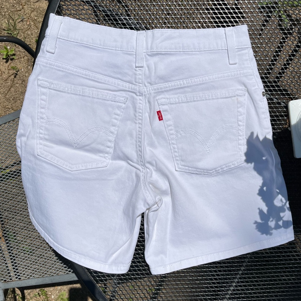 White Levi's Stretchy Shorts Size 8 - Picture 10 of 11